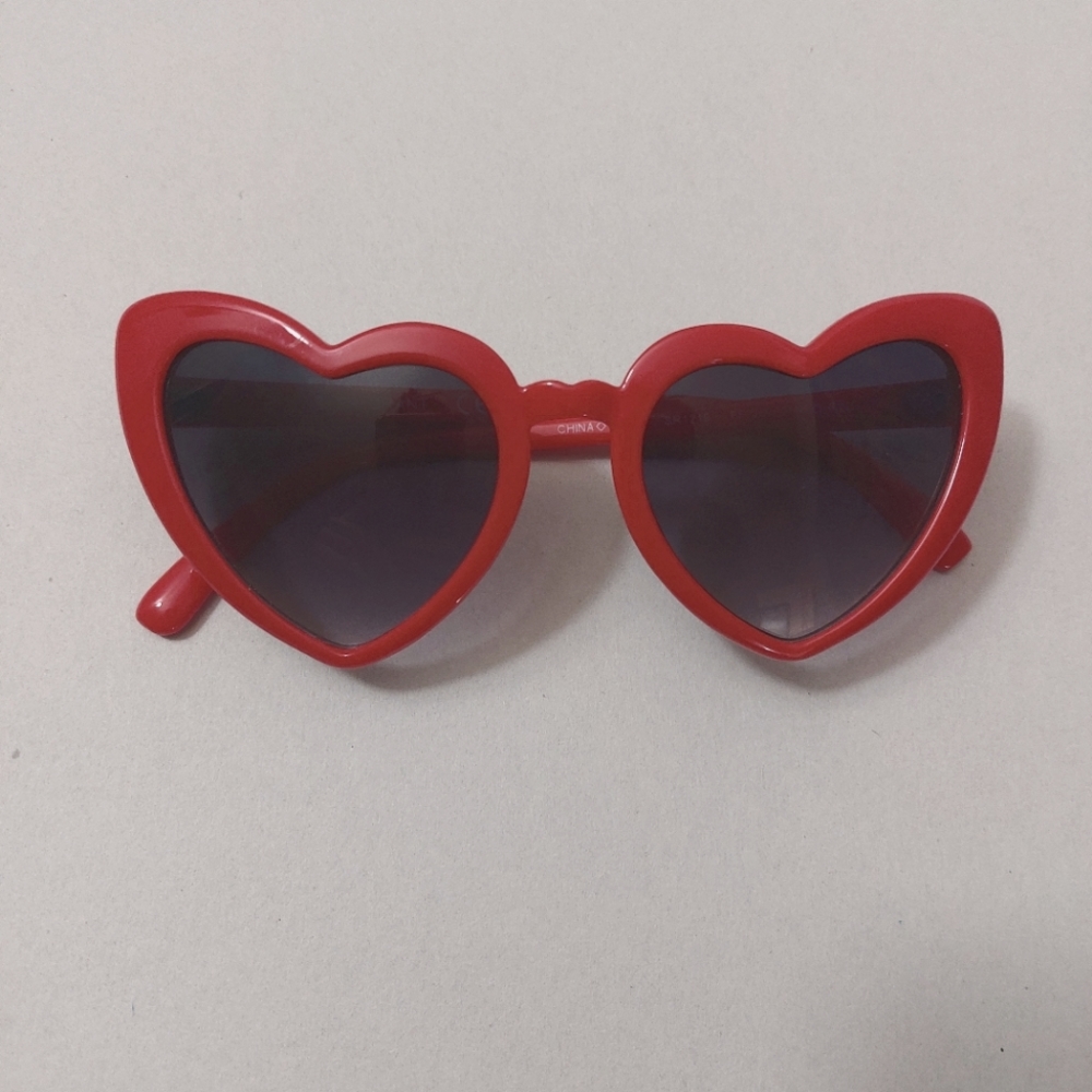 ❤️ ❤️ Foster Grant Heart Sunglasses! Just in time for Valentines Day